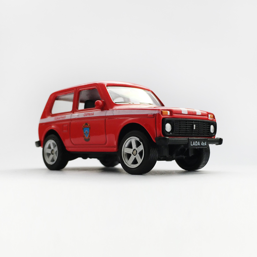LADA 4x4 - 増えすぎたミニカーに愛を捧ぐ