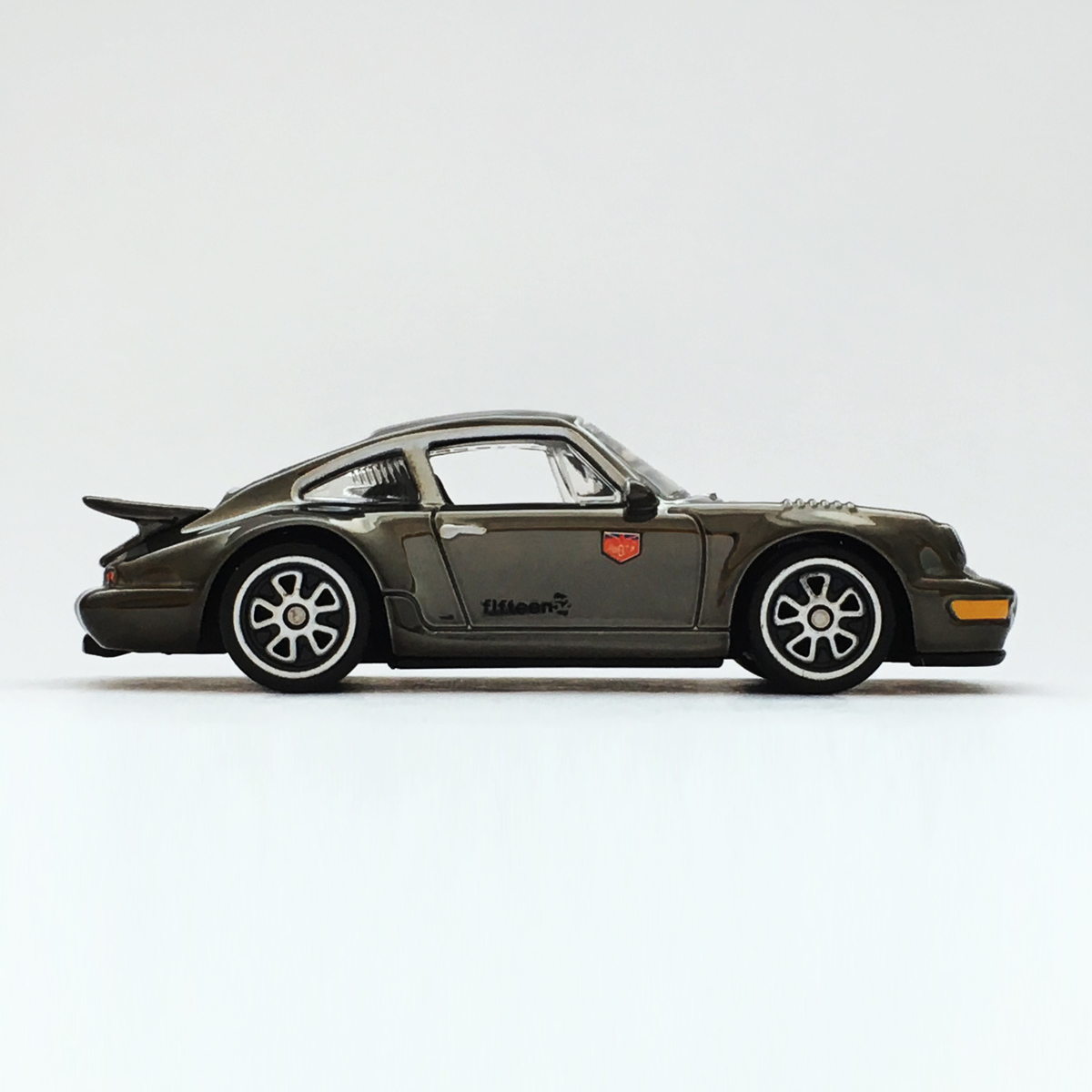 Urban Outlaw Porsche 964 w/ Magnus Walker Figurine - 増え