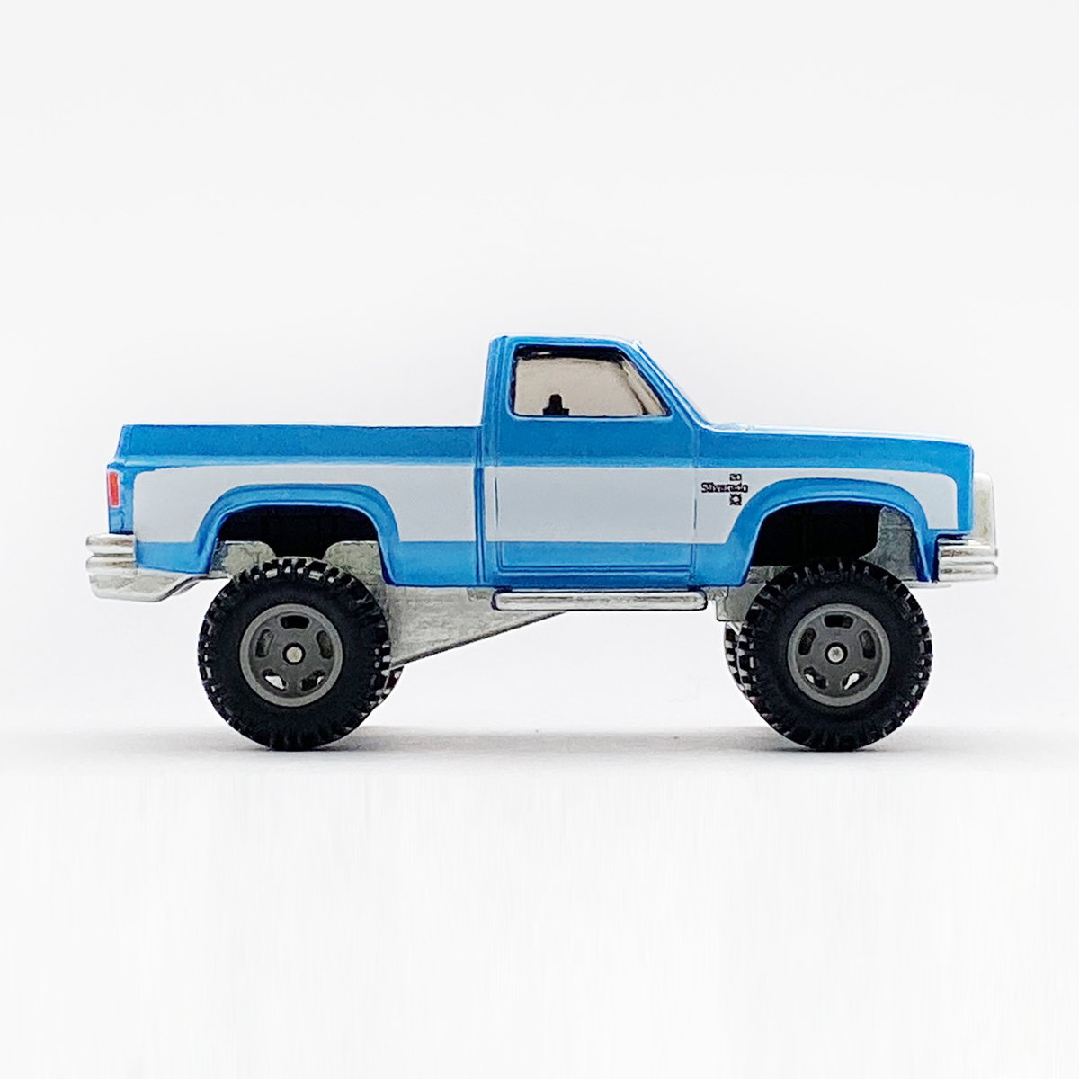 83 CHEVY SILVERADO 4x4 - 増えすぎたミニカーに愛を捧ぐ