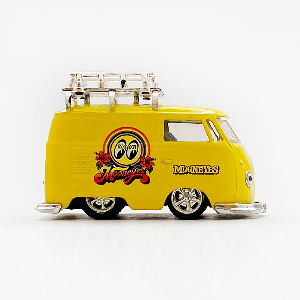 1960 VW Delivery Van 100Kロゴ付き 1960 VW Delivery Van - 増えすぎたミニカーに愛を捧ぐ
