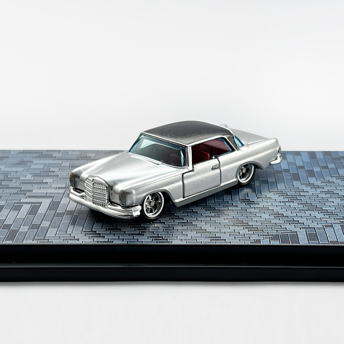 マテル・クリエーションズ　マッチボックス メルセデスベンツ 220 SE クーペ マテル・クリエーションズマッチボックス- メルセデスベンツ 220 SE クーペ