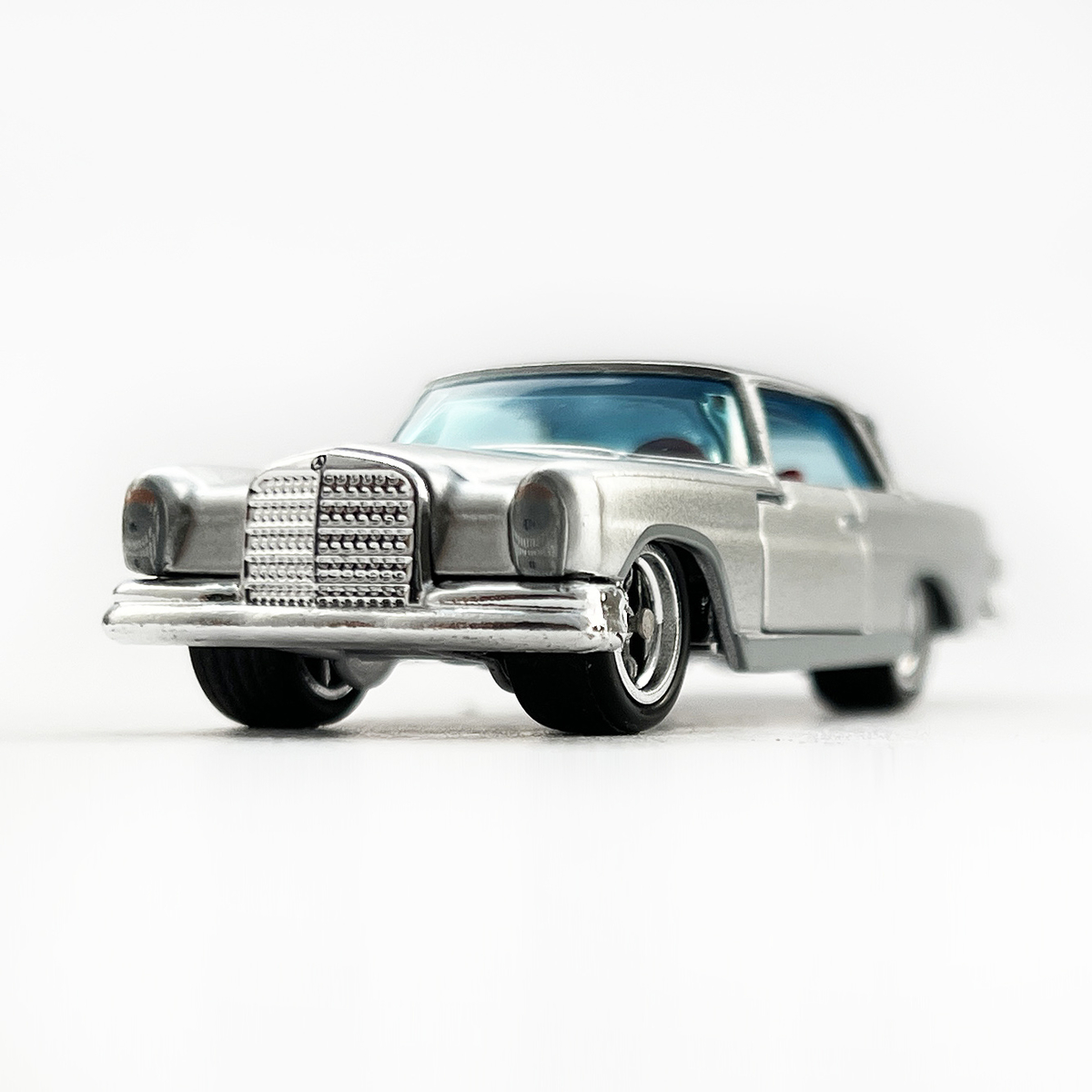 MERCEDES-BENZ 220 SE COUPE - 増えすぎたミニカーに愛を捧ぐ