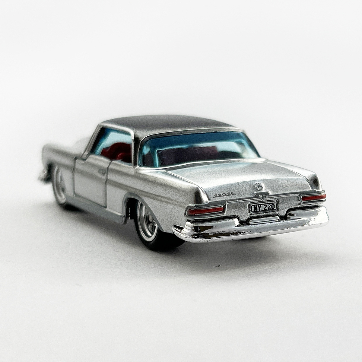 マテル・クリエーションズ　マッチボックス メルセデスベンツ 220 SE クーペ マテル・クリエーションズマッチボックス- メルセデスベンツ 220 SE クーペ