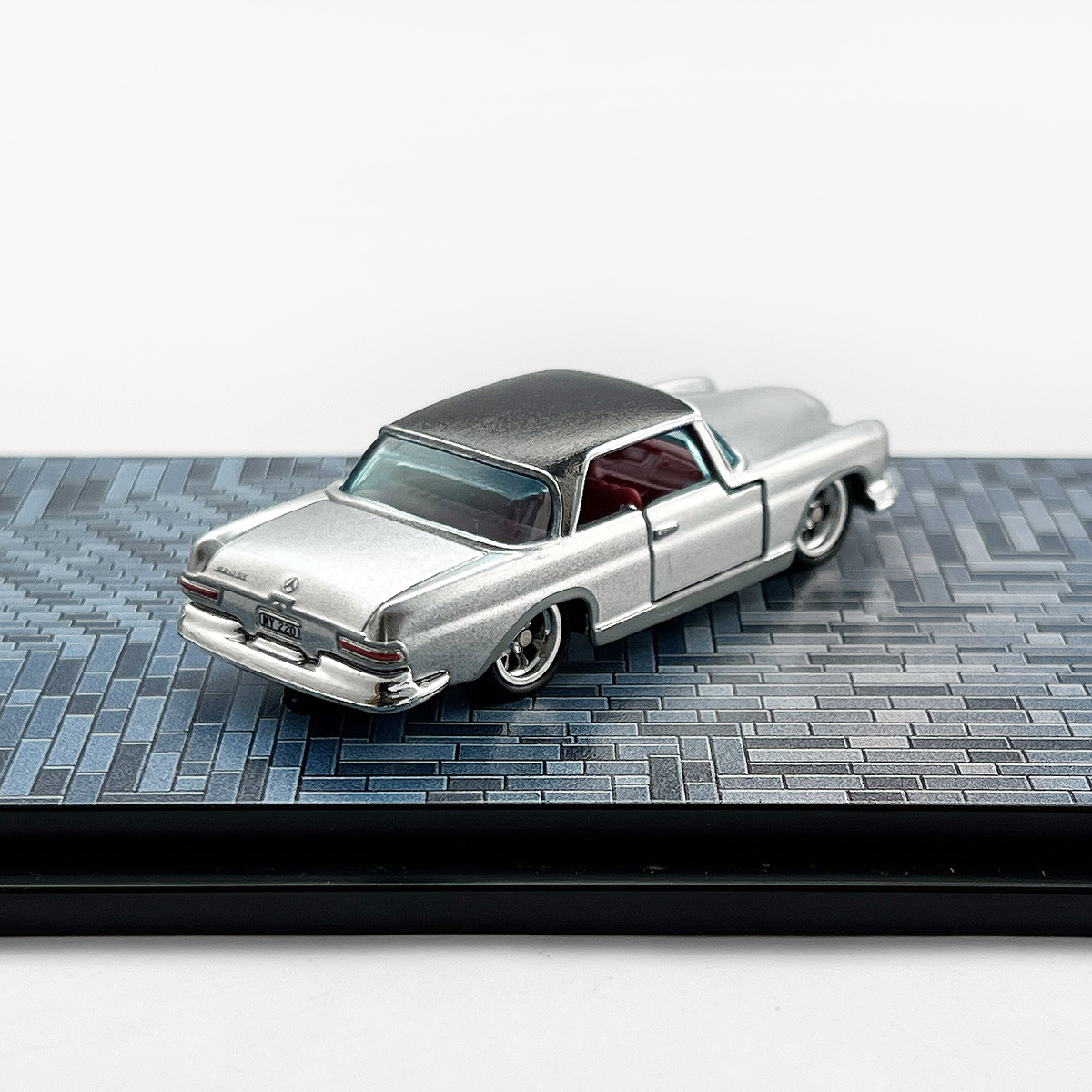 MERCEDES-BENZ 220 SE COUPE - 増えすぎたミニカーに愛を捧ぐ