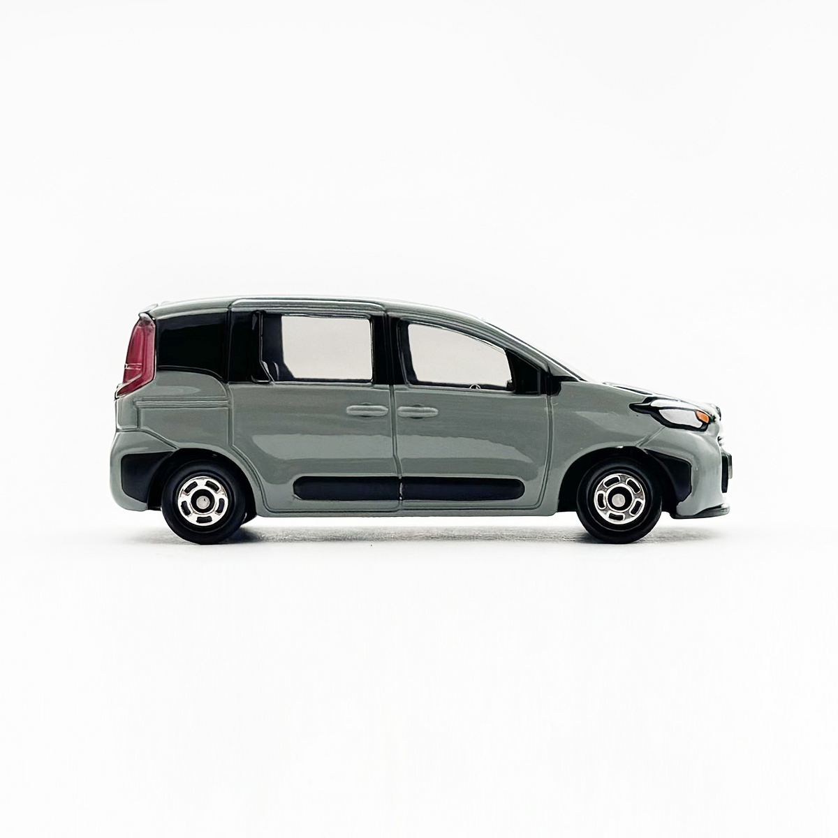 Toyota SIENTA - 増えすぎたミニカーに愛を捧ぐ