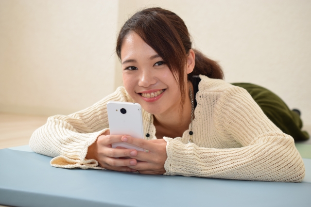 スマホを楽しむ女性