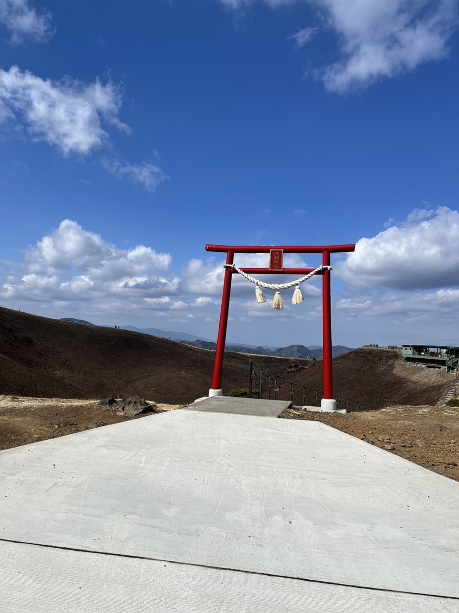 大室山頂上にある浅間神社の鳥居。開けた景色の中に立つ印象的なスポット