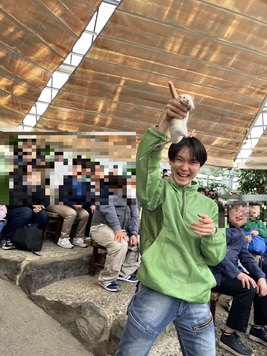 伊豆シャボテン公園の動物ショーで進行を担当するスタッフ