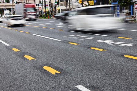 道路標示による中央線は黄色の破線ですか?: 減速路面標示と破線の違い – BAOBZ