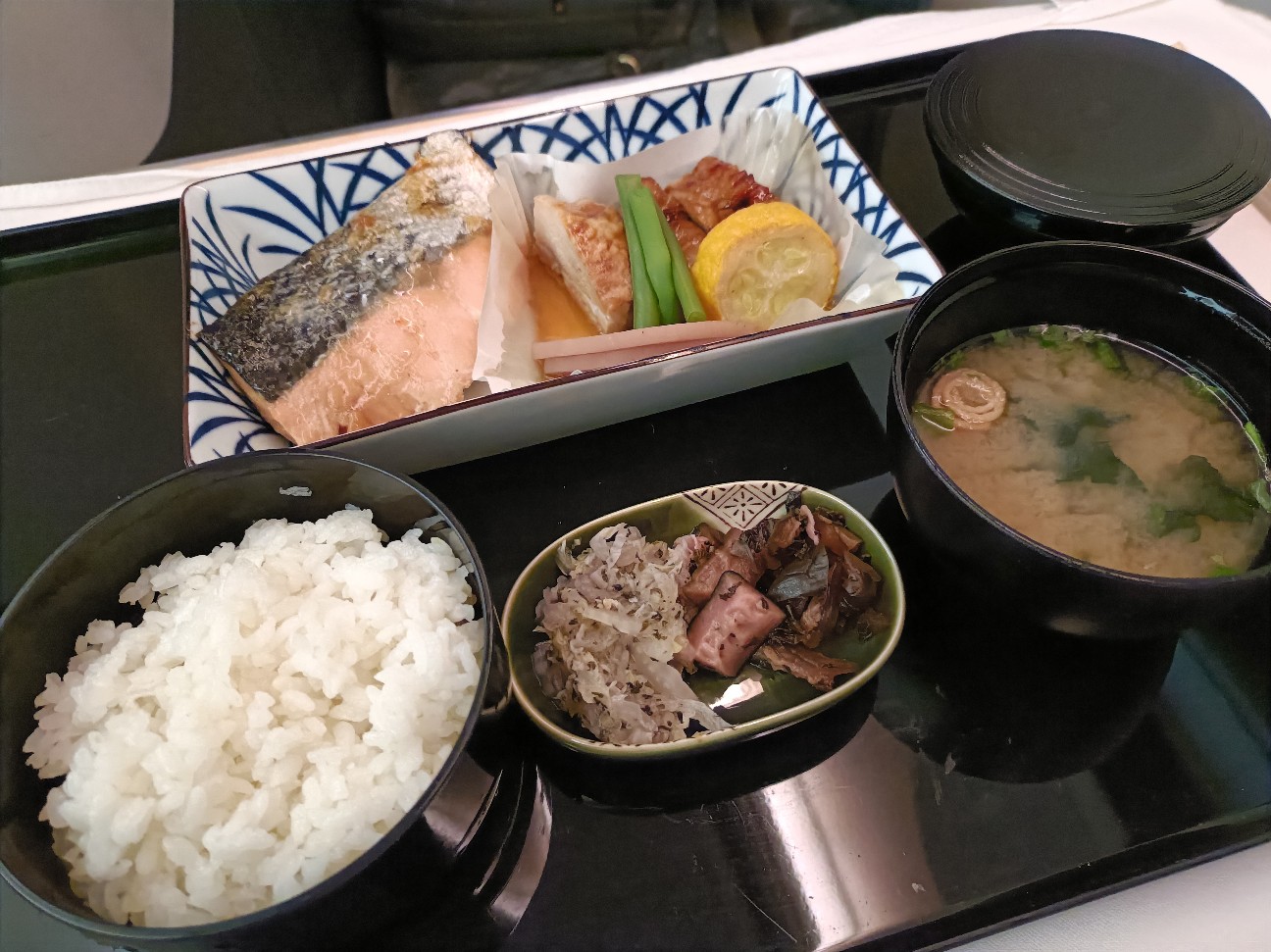 NH216便ビジネスクラスでシャルルドゴール国際空港から羽田空港に帰国