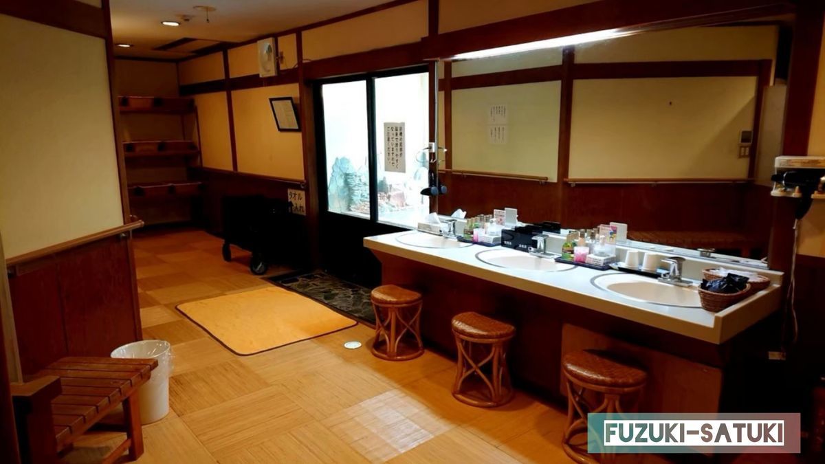 湯谷観光ホテル泉山閣 ほのくにの湯 脱衣所の様子。クシや髭剃り、ドライヤー等のアメニティーは備え付けてある。