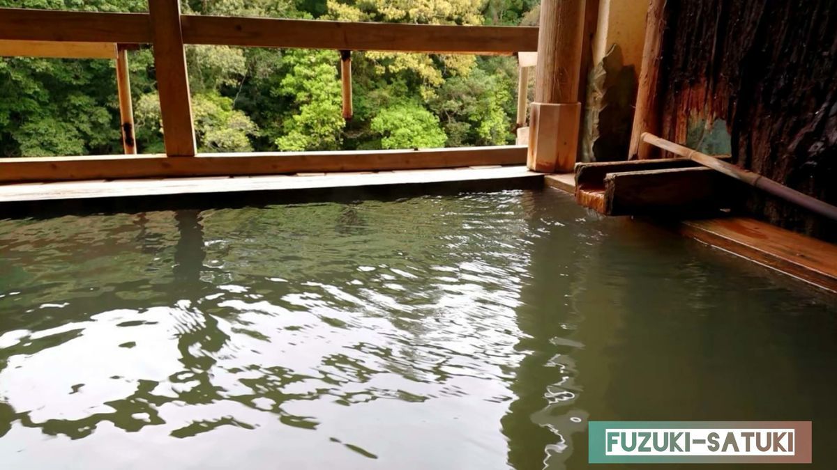 湯谷観光ホテル泉山閣 ほのくにの湯 露天風呂の湯口のアップ。木枠からチョロチョロと、川のせせらぎと共に耳から入る音に癒される。