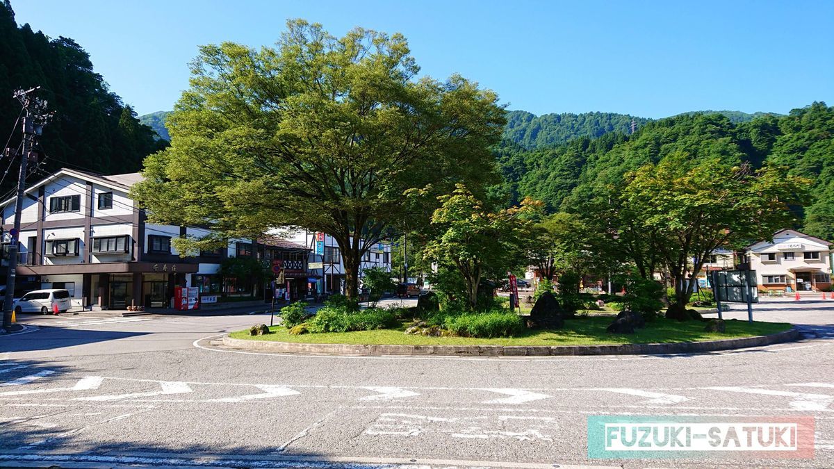 富山県にある立山駅のロータリー。新緑の青々とした木々と、青空がとても心地良い。