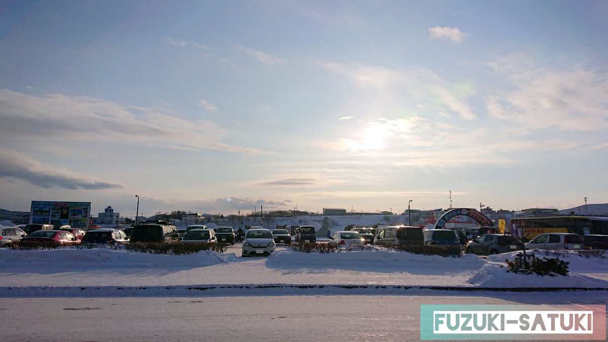 北海道の紋別市にある海洋交流館（ガリンコステーション）の駐車場の様子。とても広いけれど、ガリンコ号の日にはどこからともなく多勢が集まる。