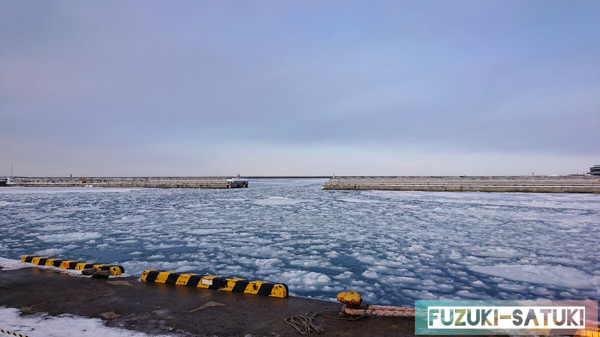 北海道の紋別市にある海洋交流館（ガリンコステーション）から海を眺めた様子。2023年2月の海には流氷が続々と集まっている。