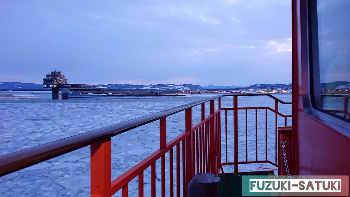 2023年2月の流氷の様子。（ガリンコ号Ⅲ　IMERU乗船にて）17時頃、港へ近づくにつれ、灯りが暖かさを感じさせる。