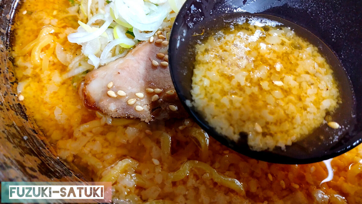北海道紋別市にある「らーめん 西や 氷紋の駅店」こってり味噌ラーメン940円。スープには道産の玉ねぎや人参など多くの野菜が溶け込んでいるようで、コクとまろやかさが豊か。こってりのようでクドくない絶妙な塩梅。