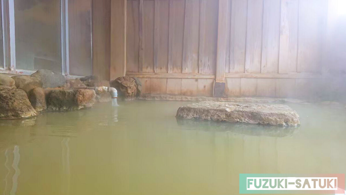 北海道上川郡美瑛町にある「温泉ゲストハウス白金の湯」の男露天風呂の様子。湯口?がライオンの雄の顔となっている。ちなみに女はライオンの雌の顔。2024年4月27日に「湯処 杖忘れの湯」としてリニューアルオープン。