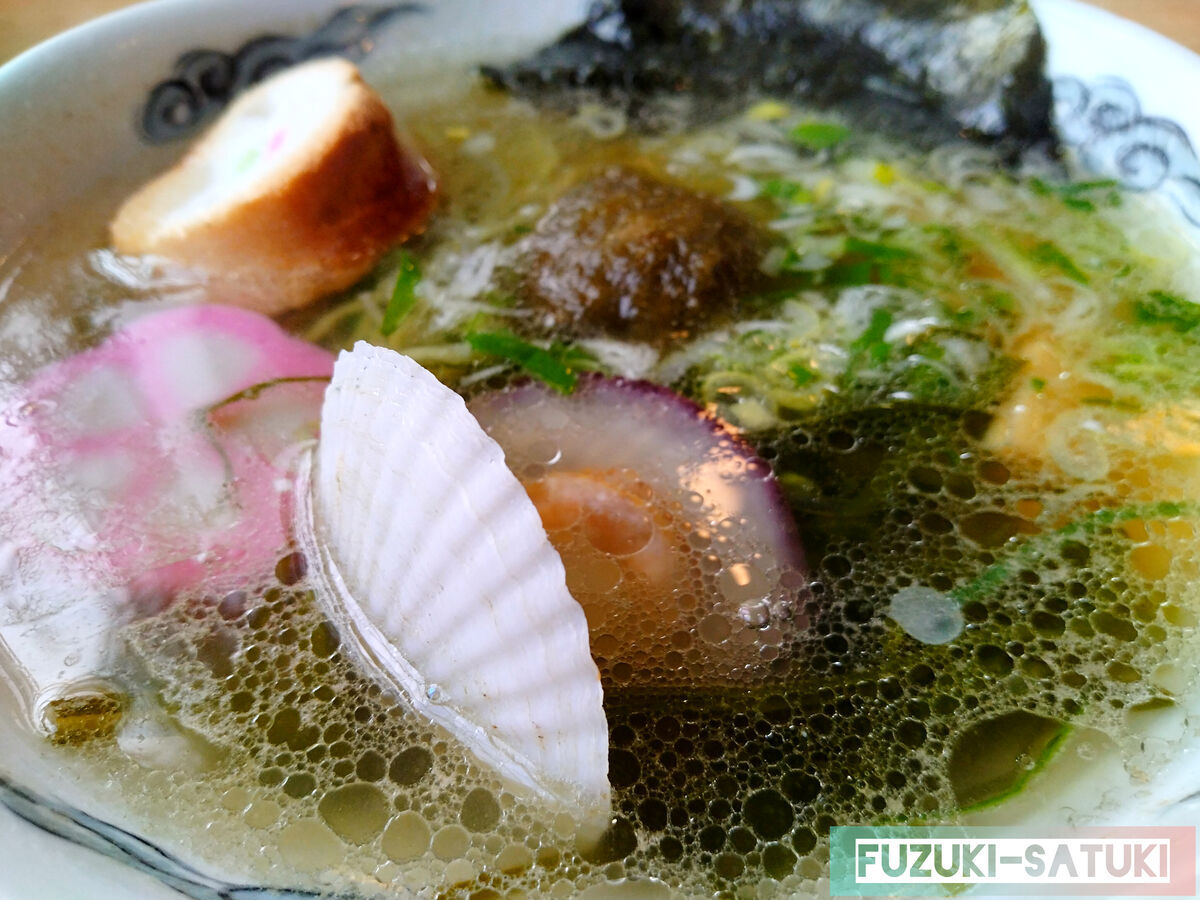 北海道目梨郡羅臼町本町361-1にある、道の駅知床・らうす。そこにある『知床食堂』にて「羅臼昆布羅～めん」を頂く。麺、スープ、トッピングすべてに羅臼昆布が練り込まれている贅沢なラーメン。税込900円（2023年6月当時）