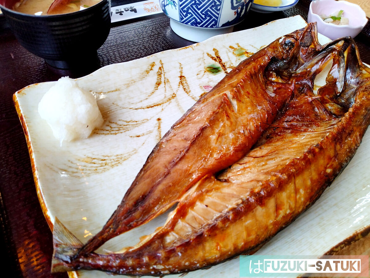 北海道目梨郡羅臼町本町361-1にある、道の駅知床・らうす。そこにある『知床食堂』にて「さば定食」を頂く。脂が乗りまくりです。税込900円。