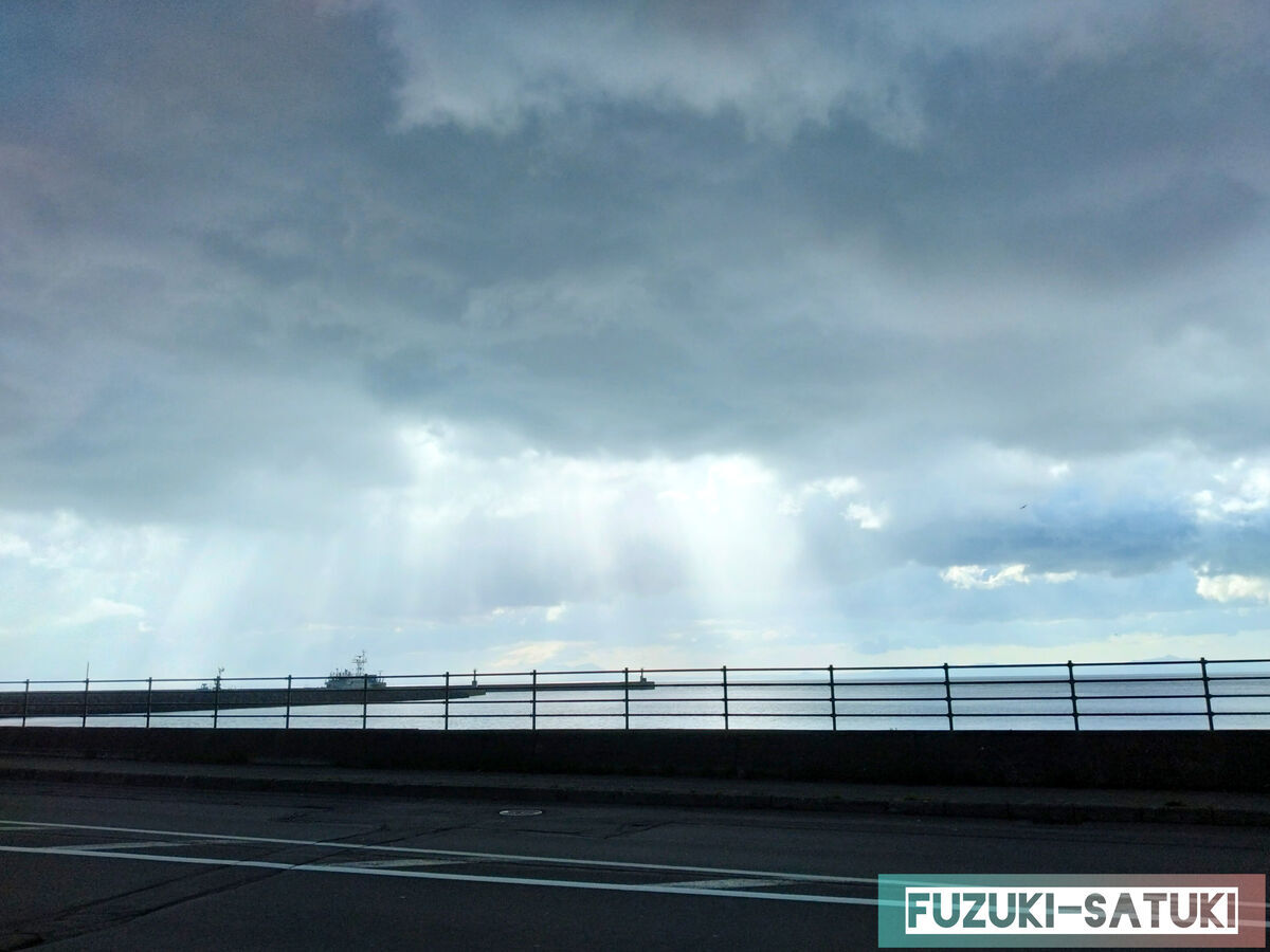 北海道目梨郡羅臼町湯ノ沢町にある『熊の湯』に入った後、雲の隙間から陽が差し始めた様子。