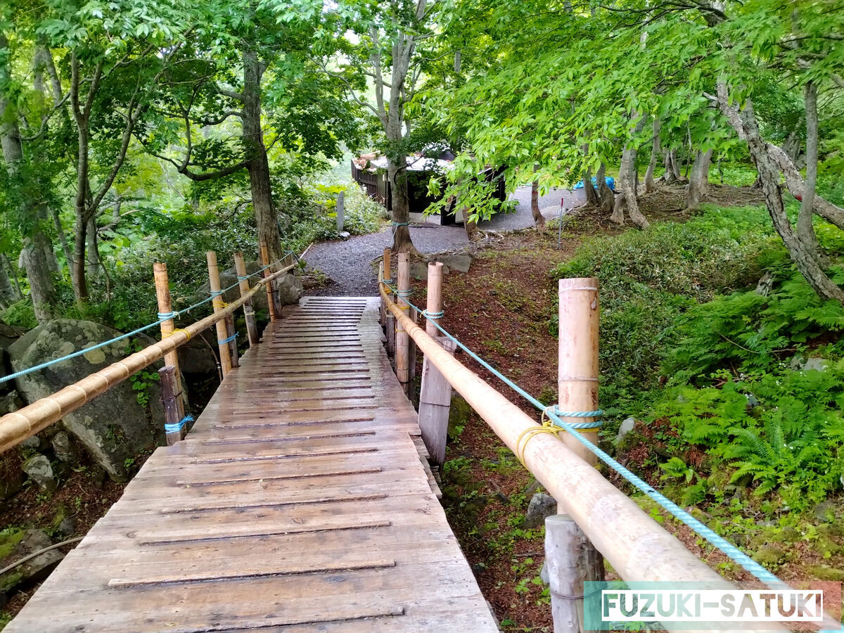 北海道目梨郡羅臼町湯ノ沢町にある『熊の湯』へ向かう道中の様子。鉄橋の次は木製の橋を渡る。