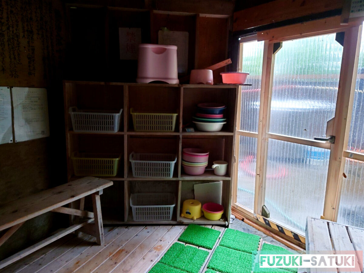 北海道目梨郡羅臼町湯ノ沢町にある『熊の湯』（女性脱衣所）の様子。男性側も同様の造り。もちろんコインロッカーやアメニティーはないので、貴重品は自己管理。シャンプー類は持参必須。使用は可能。桶はあり。