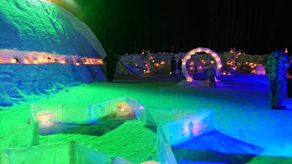 陸別町にある、しばれフェスティバルにて。氷のキャンドルがライトアップされ、寒さ忘れるひととき。