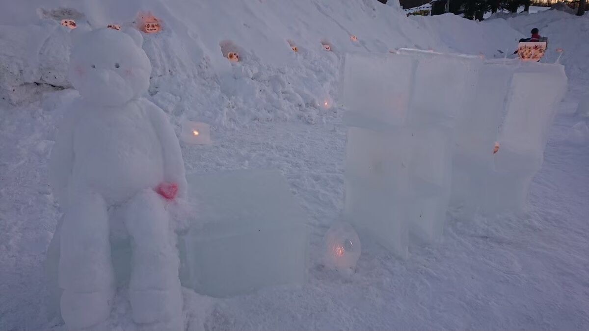 陸別町にある、しばれフェスティバルにて。雪像に灯る。