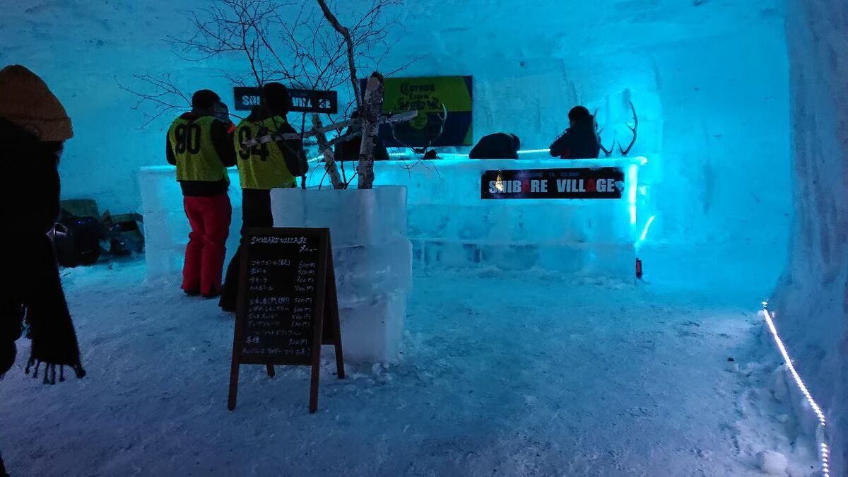 陸別町にある、しばれフェスティバルにて。かまくらのＢＡＲ、内観。中は意外と暖かい。