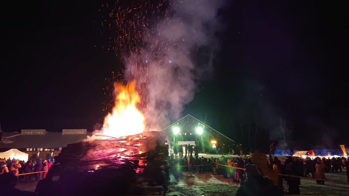 陸別町にある、しばれフェスティバルにて、氷点下２０度近くの寒さを凌ぐ、命のキャンプファイヤー。