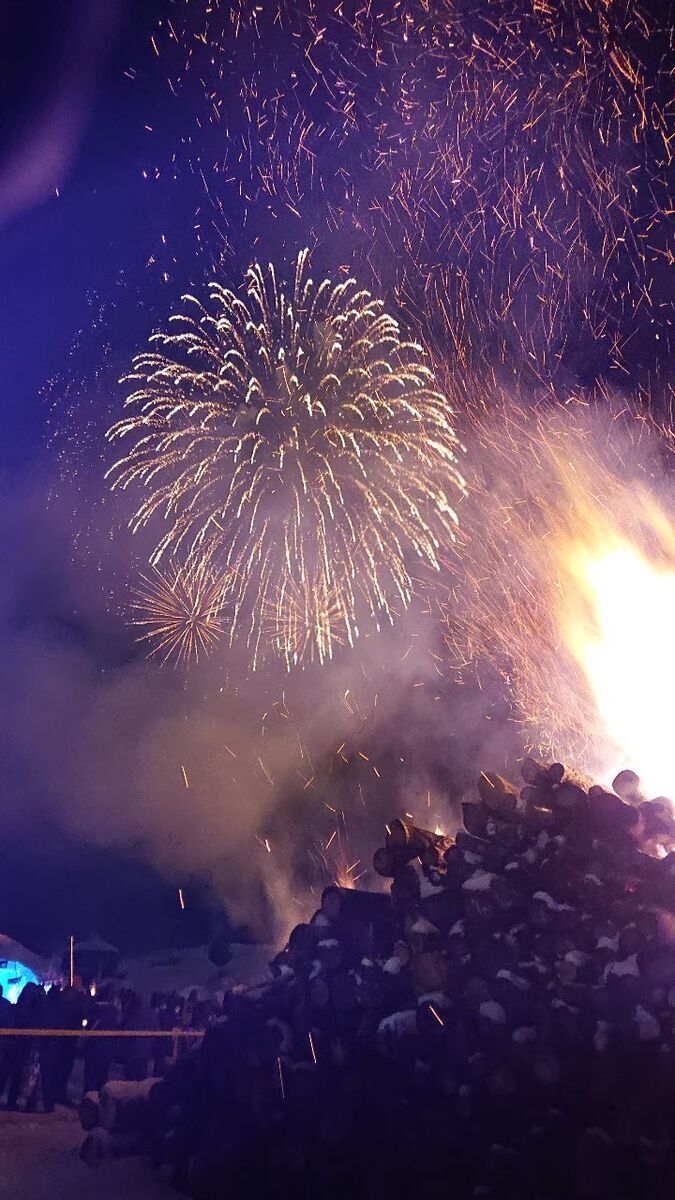 陸別町にある、しばれフェスティバルにて。冬の花火は、空気がとても澄んでいるため、とても鮮やかに彩る。