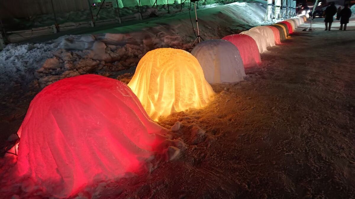 陸別町にある、しばれフェスティバルにて。会場の足元を優しく照らす、色とりどりのかまくらたち。