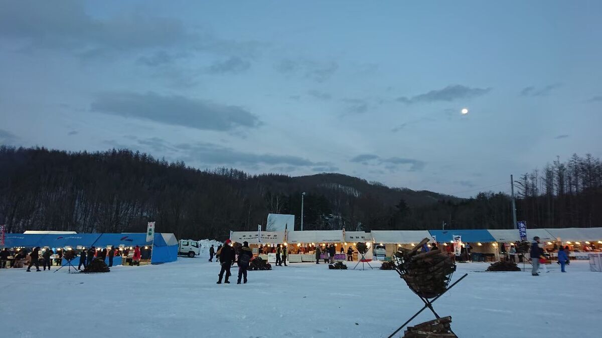 陸別町にある、しばれフェスティバルの会場の様子。多くの屋台で賑わっている。