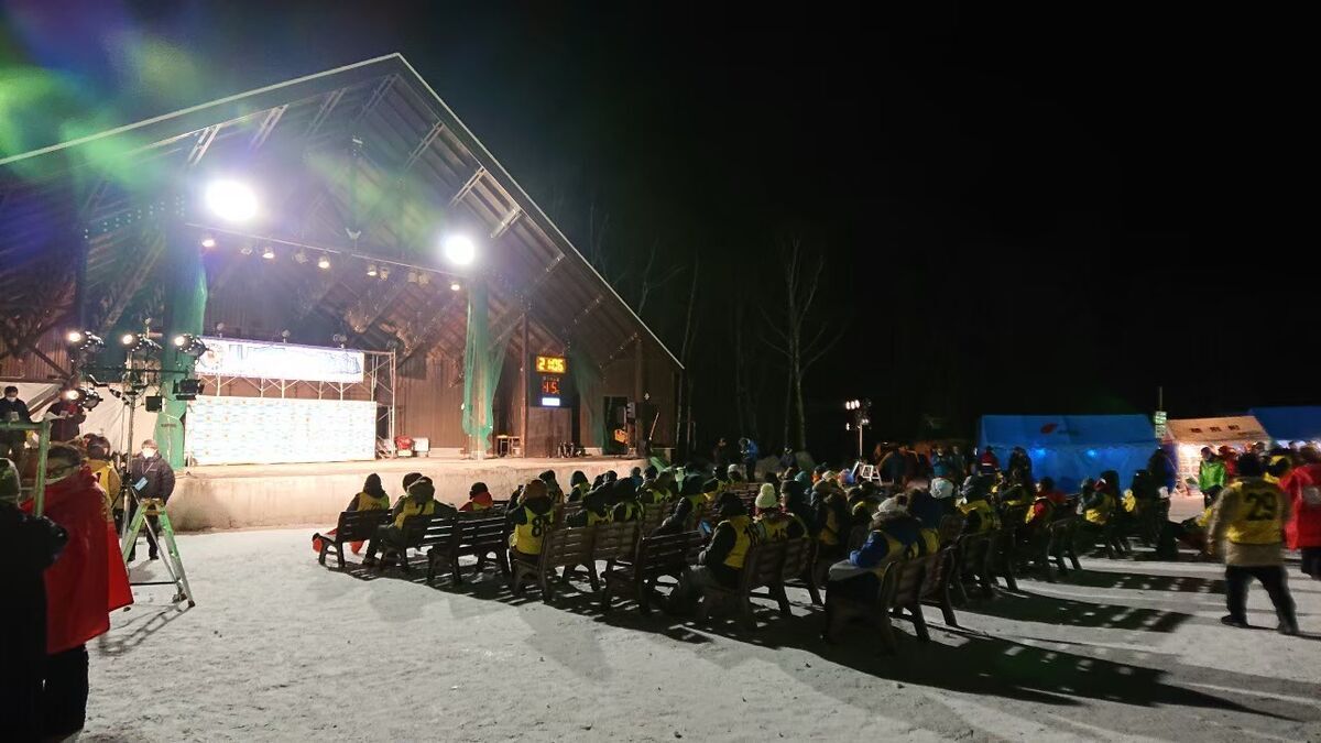 陸別町にある、しばれフェスティバルにて。宿泊の切符を勝ち取った英雄たちの後ろ姿。羨ましい。