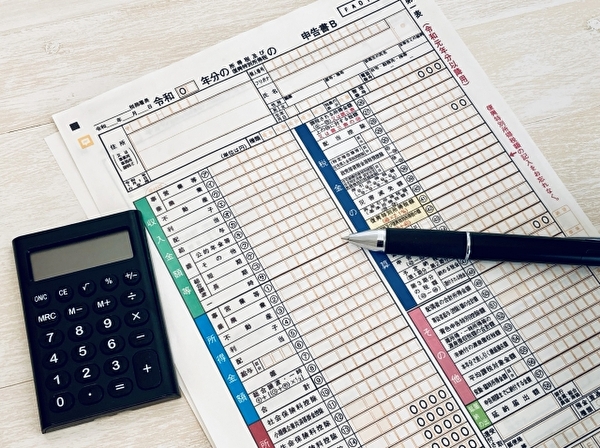 テーブルに並んだ確定申告書・電卓