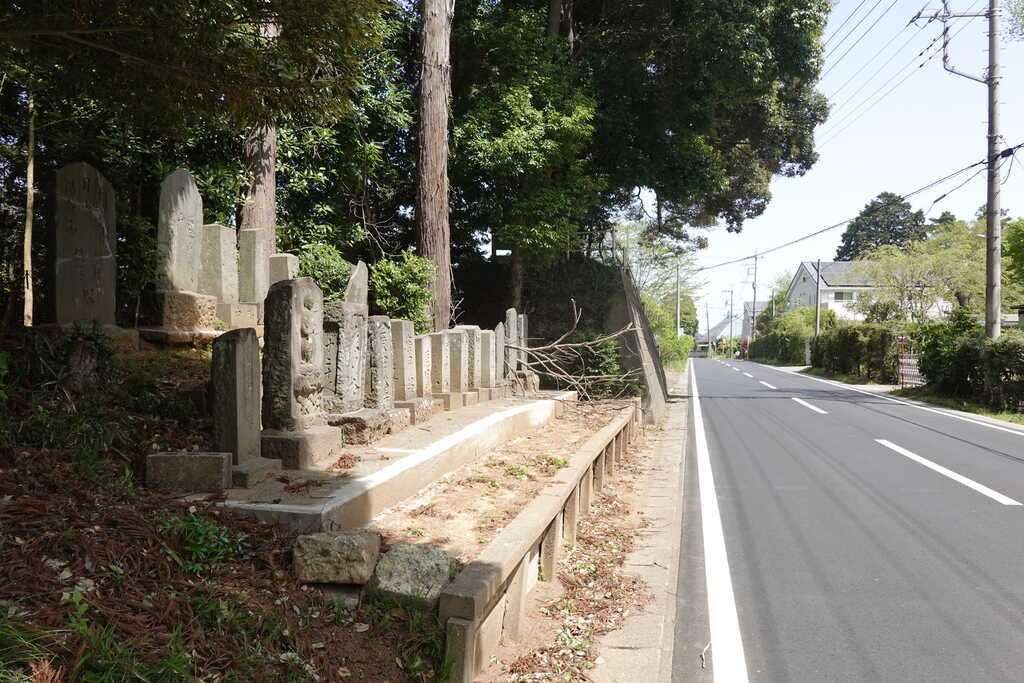 小倉鳥見神社庚申塔前