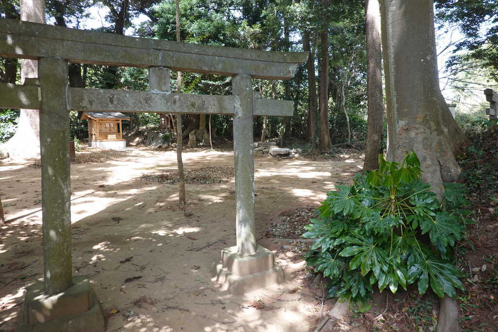 小倉鳥見神社庚申塔横の鳥居