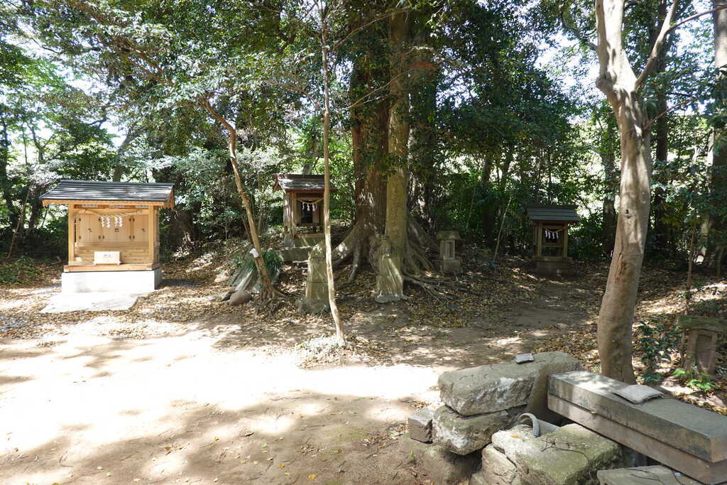 小倉鳥見神社境内