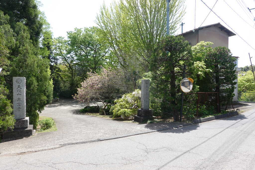 小倉・和泉泉倉寺石柱門