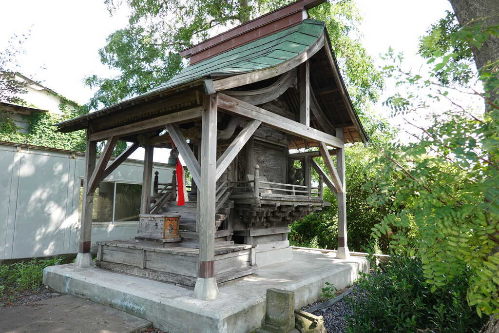 亀成水神社本殿右前