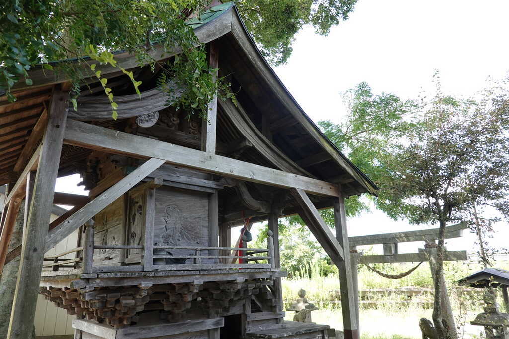 亀成水神社本殿左側