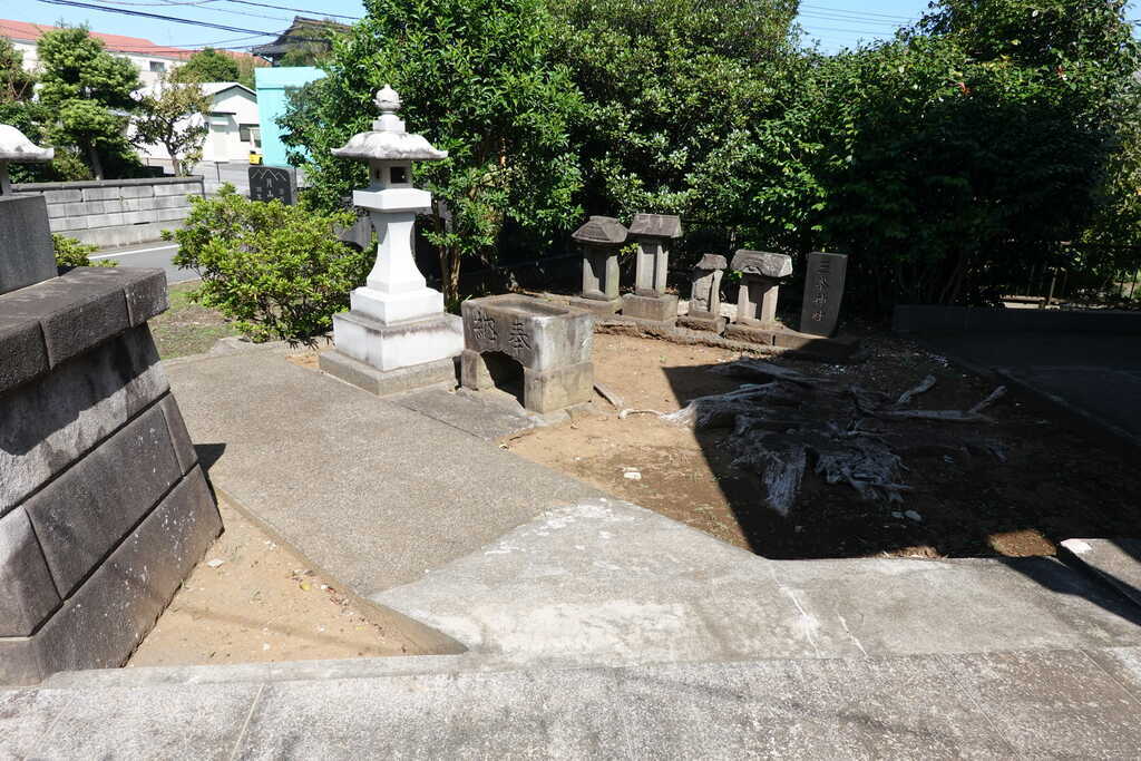 殿台町正八幡大神北側参道社殿前