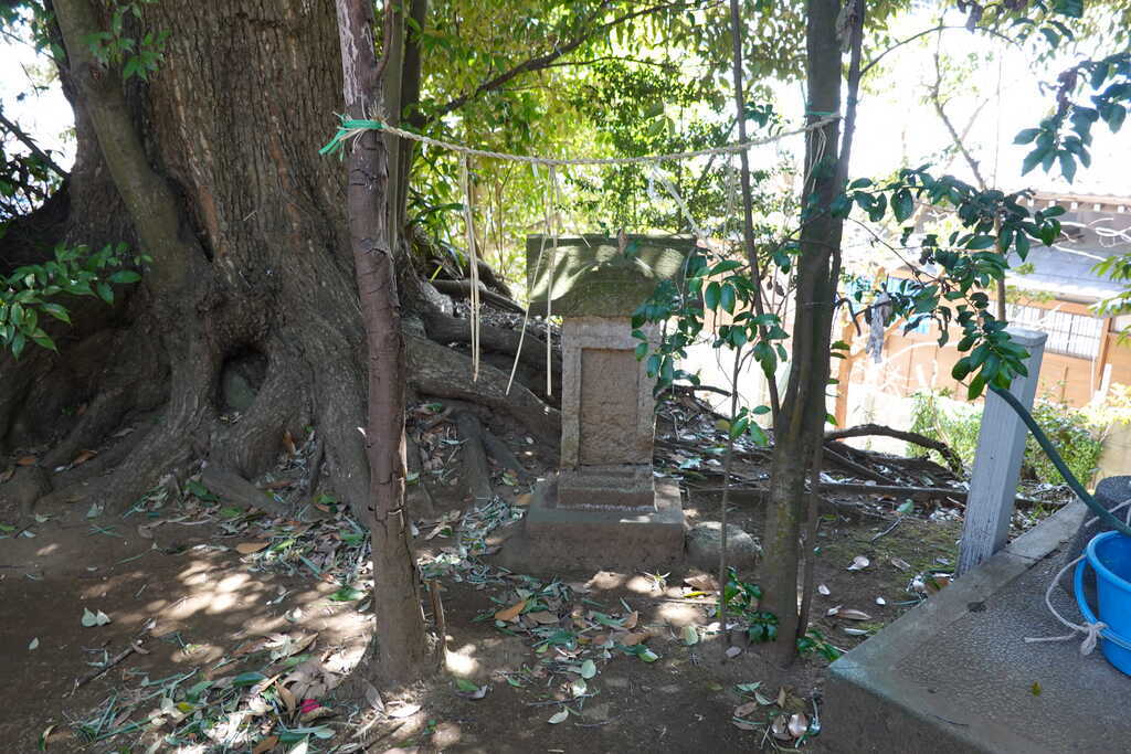 横戸町神明神社境内南東角の境内社