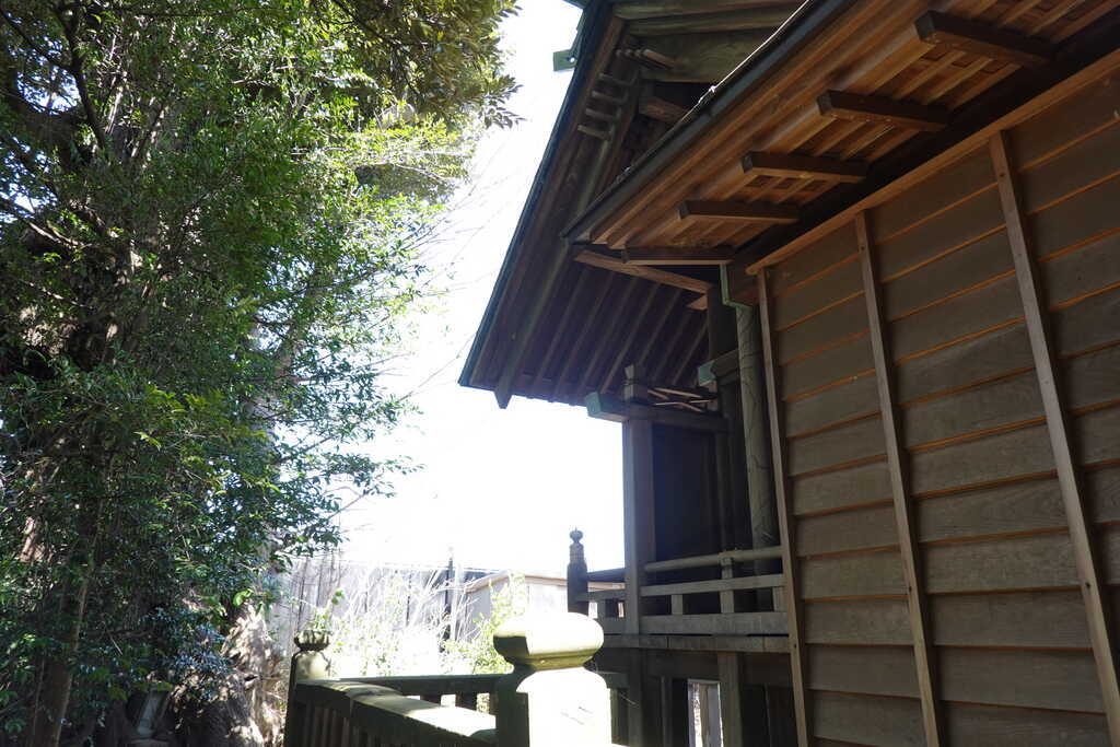 横戸町神明神社本殿左側