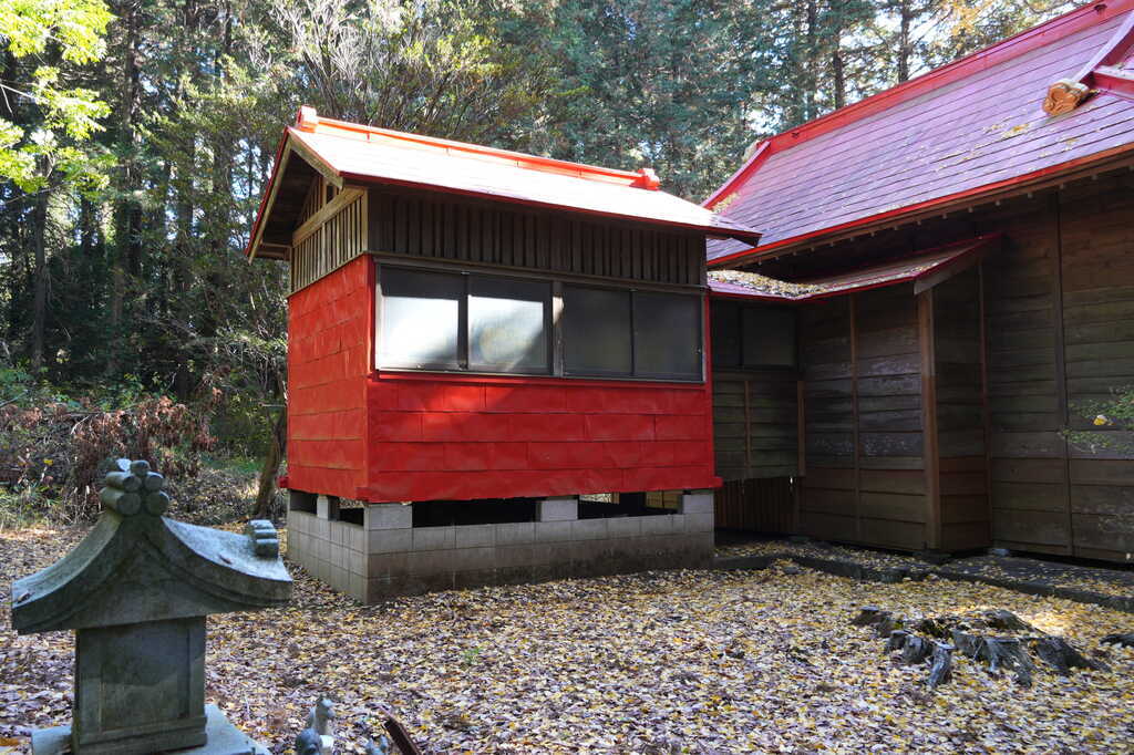 十倉実の口十倉神社本殿左側