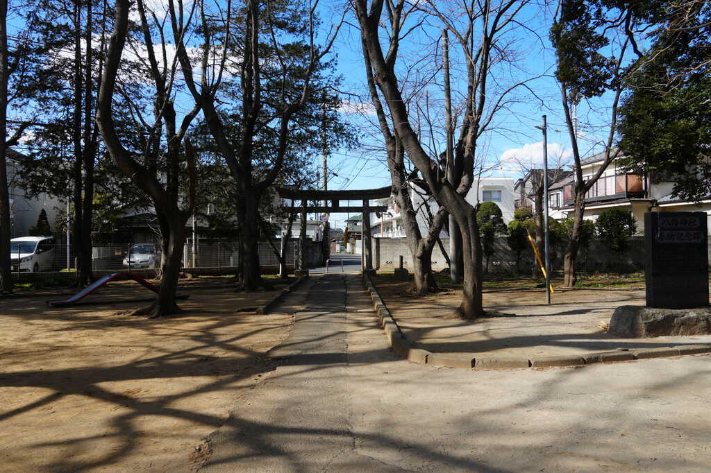 若宮八幡神社境内から西側参道鳥居