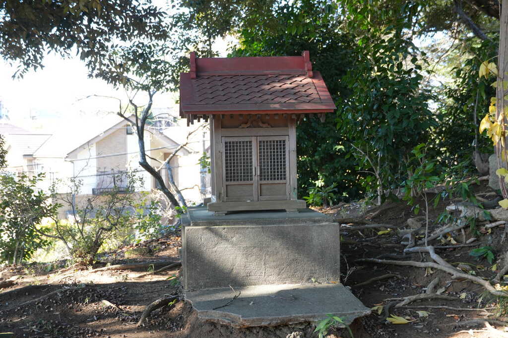 大野町天神神社境内参道左の境内社祠