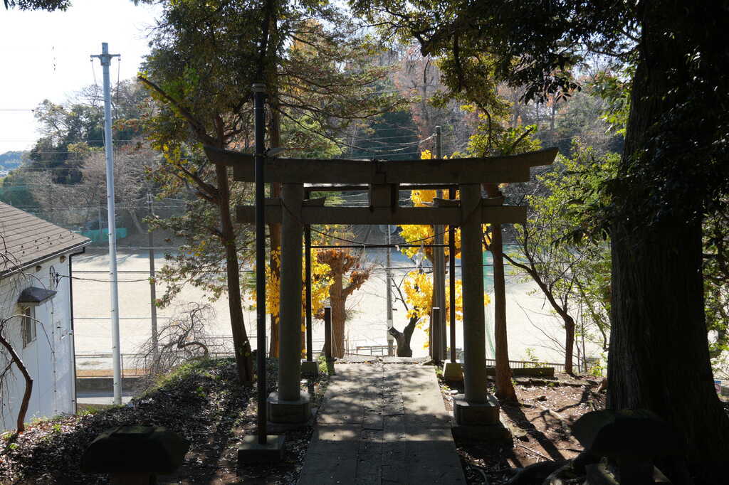 大野町天神神社社殿前から鳥居方向