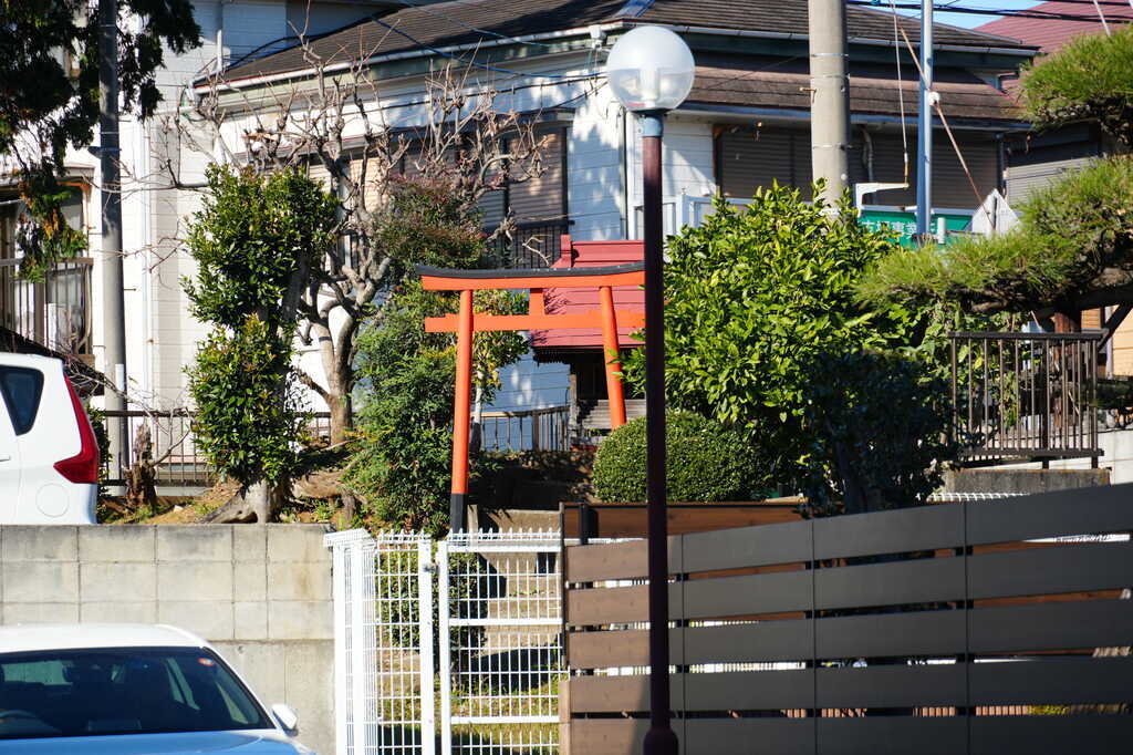 京成バス大柏バス停横の祠を東南東から
